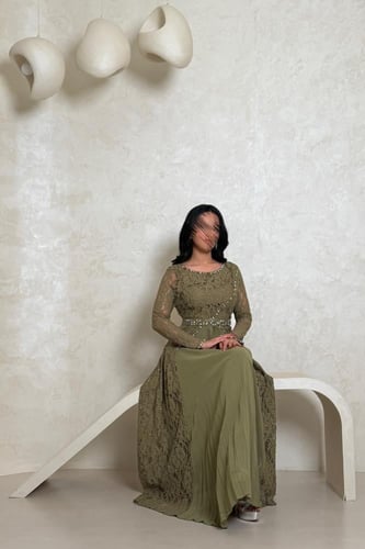 فستان دانتيل زيتي بأكمام طويلة وتفاصيل كسرات من ال...