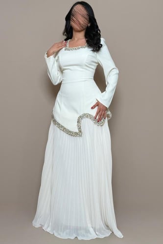 فستان ابيض بقصة خصر محددة وتفاصيل كريستال أنيقة