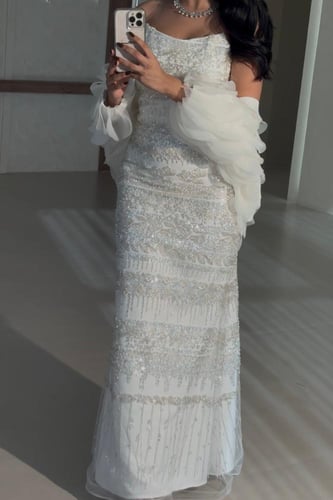 فستان أبيض مطرز بأكمام شيفون منفوشة