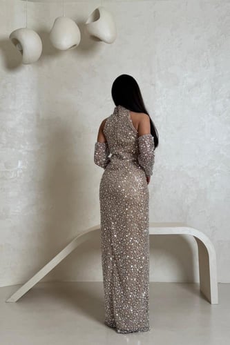 فستان سهرة ذهبي بتطريز كريستالات فضية لامعة