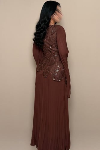 فستان بني أنيق بتطريز لامع وقصة راقية