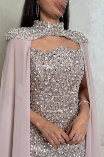 فستان فضي مطرّز بالكامل مع وشاح شيفون بلون لحمي