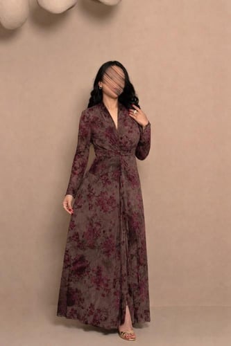 فستان بني بنقشة زهور وقصة لف أنثوية