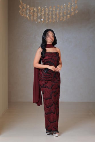 فستان عنابي مطرز بالأسود بتصميم فاخر ولمسة جذابة