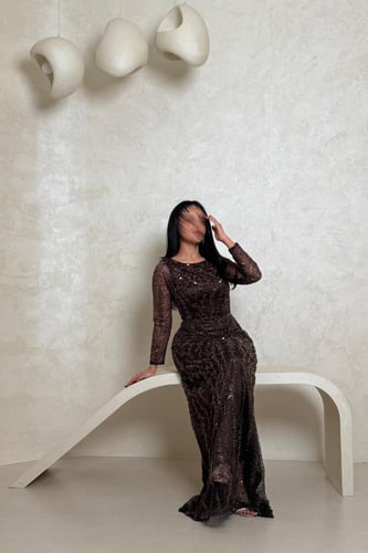 فستان بني مطرّز بتفاصيل براقة