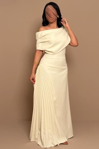 فستان سكري أنيق بقصة كتف واحد وتنورة بكسرات ناعمة