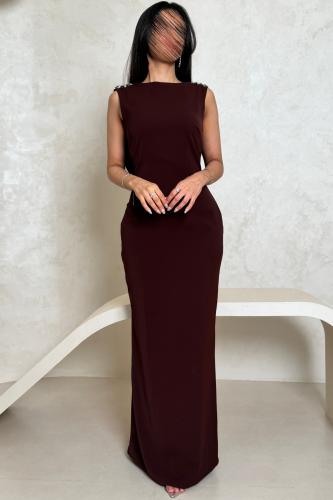 فستان بني بتفاصيل لامعة على الأكتاف وتصميم ضيّق أن...