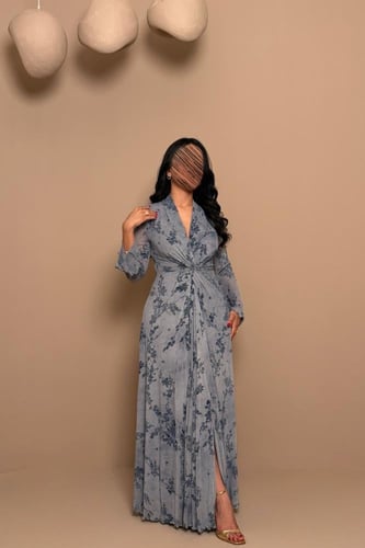 فستان سماوي بنقشة زهور وقصة لف أنثوية