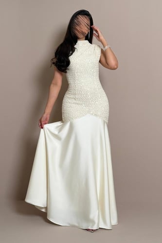 فستان سكري بتصميم أنثوي لامع وانسيابي