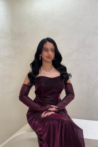 فستان خمري لامع بأكمام منسدلة وفتحة جانبية جذابة