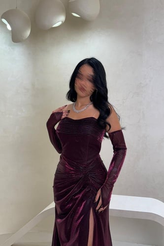 فستان خمري لامع بأكمام منسدلة وفتحة جانبية جذابة