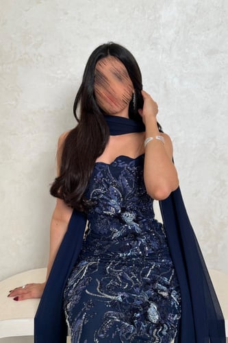 فستان كحلي مطرّز بتصميم أنيق ولمسة فخمة