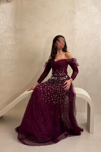 فستان بنفسجي من التل اللامع وتصميم أكتاف منسدلة