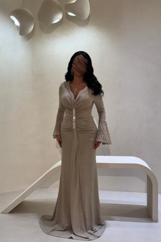 فستان سهرة ذهبي بقصة ضيقة وأكمام لامعة