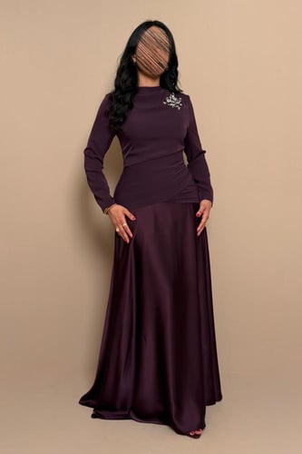 فستان بنفسجي أنيق بتفاصيل جانبية ولمسة فخامة