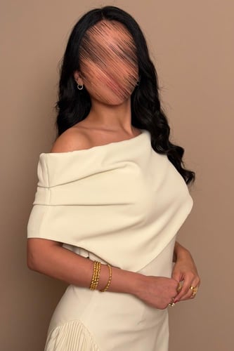 فستان سكري أنيق بقصة كتف واحد وتنورة بكسرات ناعمة