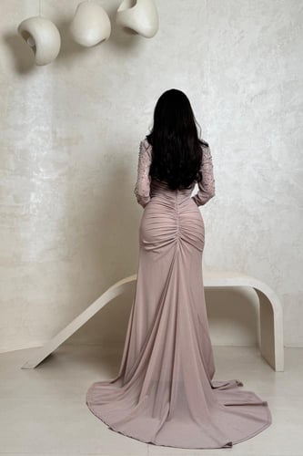 فستان سهرة لحمي فاتح مطرز بكم طويل مع كسرات أنيقة