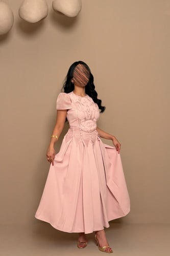 فستان وردي أنيق بتصميم ناعم وقصة أنثوية