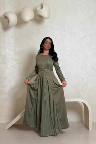 فستان زيتي فاخر بتفاصيل لؤلؤية عند الخصر وياقة مست...