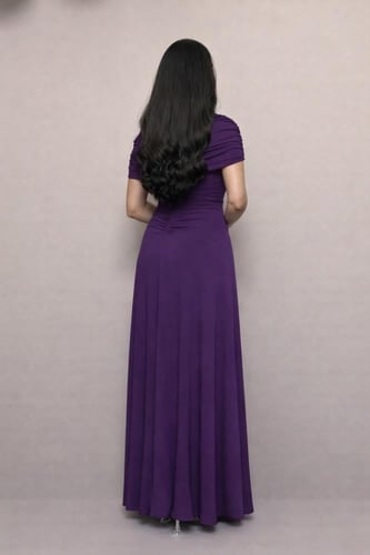 فستان بنفسجي مزموم بياقة مرتفعة