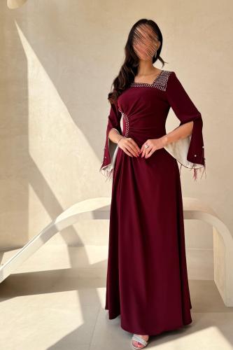 فستان خمري بتطريز ناعم وأكمام منسدلة بتفاصيل ريش