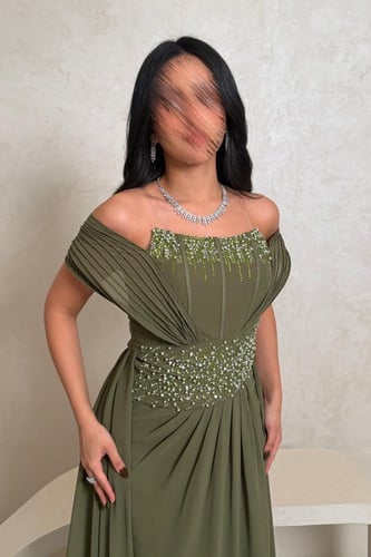 فستان زيتي مطرز بفصوص لامعة وفتحة جانبية