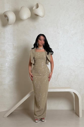 فستان زيتي فاتح مطرّز بتفاصيل براقة