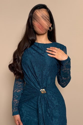 فستان دانتيل تركوازي بعقدة جانبية