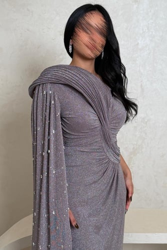 فستان موف مطرز بذيل لامع وكتف منسدل