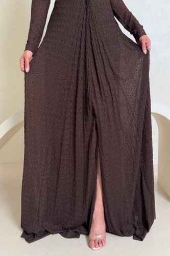 فستان سهرة بني بقصة لف وفتحة صدر V