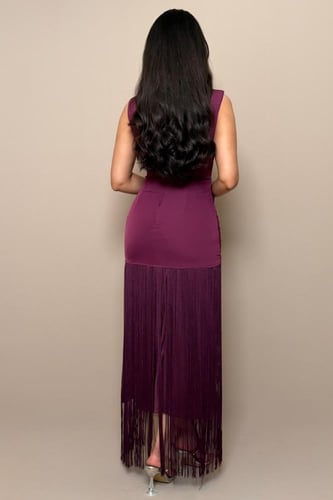 فستان سهرة بنفسجي بتفاصيل كريستالية وأهداب أنيقة