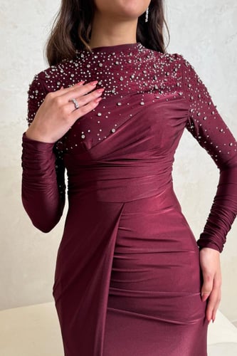 فستان خمري مطرز بفصوص لامعة وأكمام طويلة أنيقة