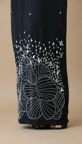 فستان سهرة أنيق يجمع بين الفخامة والرقي