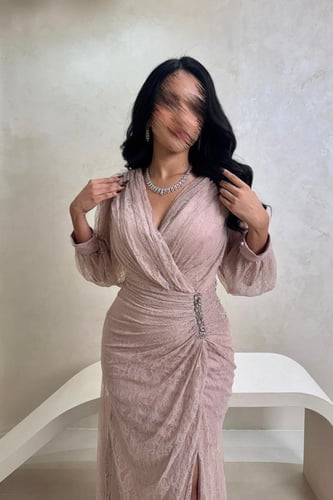 فستان دانتيل بلمسة ناعمة وتفاصيل كريستال على الخصر