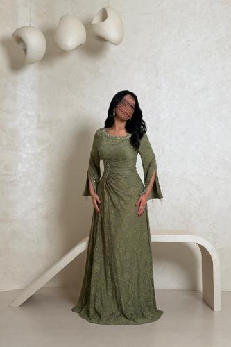 فستان دانتيل اخضر بتفاصيل لؤلؤية وأكمام واسعة