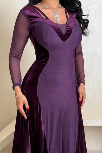 فستان بنفسجي مخملي بتصميم ضيّق وانسيابية فاخرة