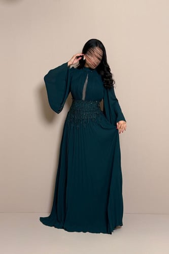 فستان أخضر مطرز بتصميم ملكي وأكمام واسعة