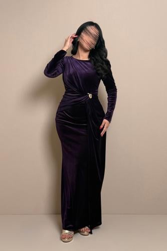 فستان سهرة بنفسجي مخملي بتفصيل لف أنيق