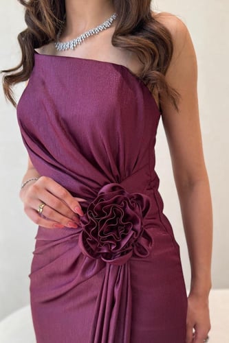 فستان عنابي بقصة كت ووردة جانبية وفتحة ناعمة