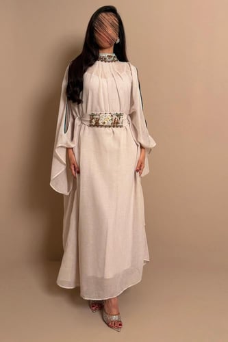 جلابية بيج فاتح بتفاصيل لامعة أنيقة