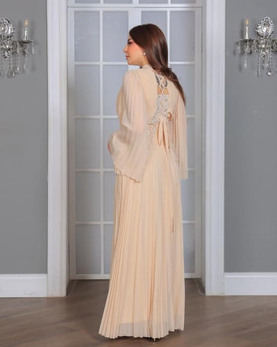 فستان بنفسجي مطرز بتصميم ملكي وأكمام واسعة