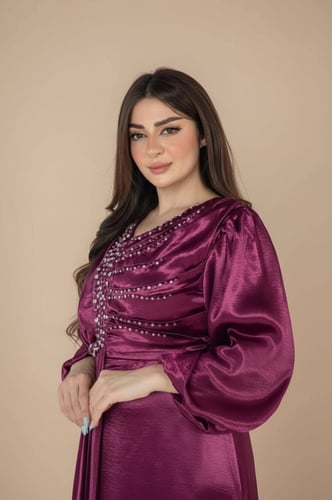 فستان طويل مزخرف بفصوص ناعمة للمناسبات الخاصة