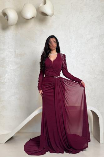 فستان سهرة بكم طويل عنابي مطرز بالخرز اللامع