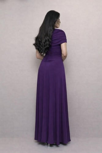 فستان بنفسجي مزموم بياقة مرتفعة