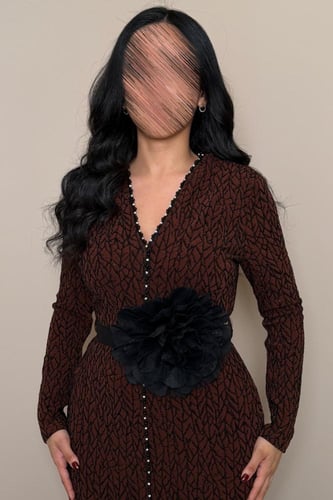 فستان سهرة بني بتفاصيل أنيقة من مليحة