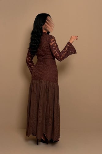 فستان دانتيل بني بحزام خصر