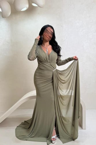 فستان اخضر بتصميم لف وتفاصيل خرز ناعمة