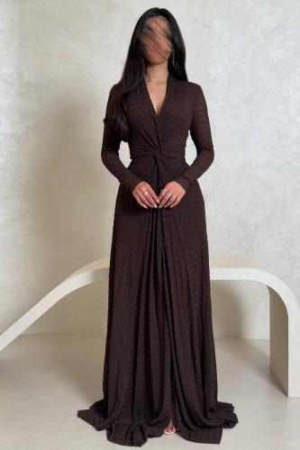 فستان سهرة بني بقصة لف وفتحة صدر V