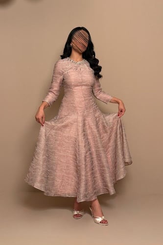 فستان نود أنيق بتفاصيل لامعة