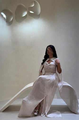 فستان أوف وايت لامع بتصميم فاخر